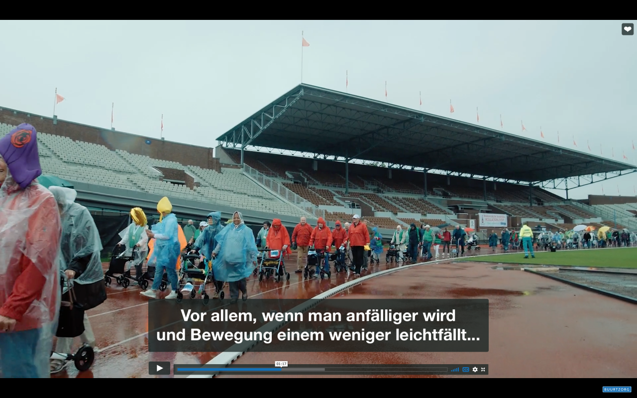RollatorRacing in Holland SeniorInnen schieben ihre Rollatoren auf